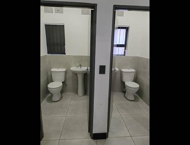 1,040M² OFFICE FOR SALE IN VANDERBIJLPARK SW 5